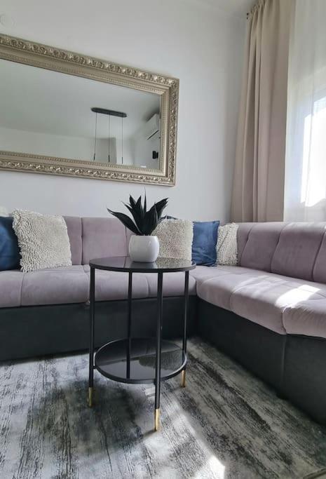 Apartament Adora *