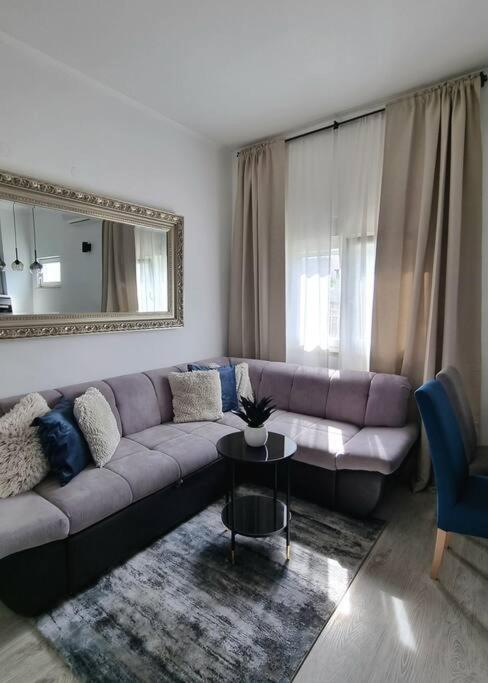Apartament Adora *