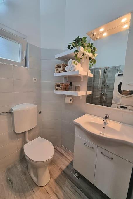 Apartament Adora *